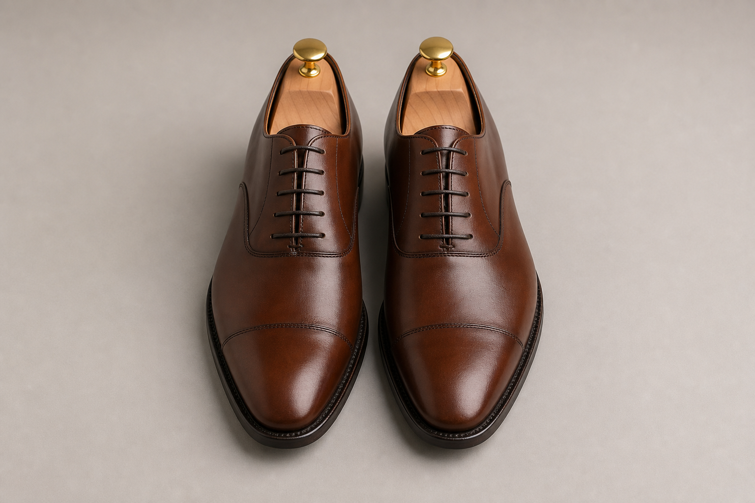 Ein Paar Schuhe mit eingesetzten Schuhspannern